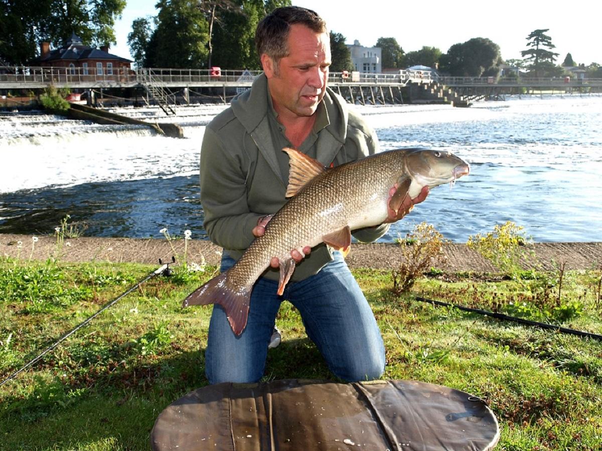 David Seaman The Former England And Arsenal Goalkeeper Meets A Capybara The World S Largest Rodent In Marlow Bucks Free Press